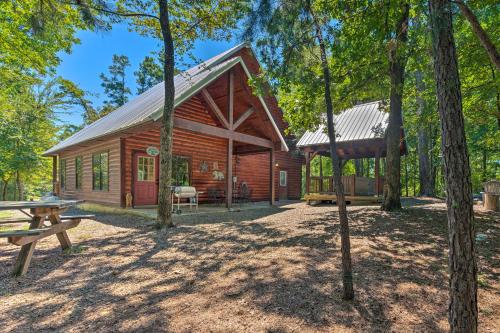 Cabin with Games and Hot Tub, 4 Mi to Beavers Bend!