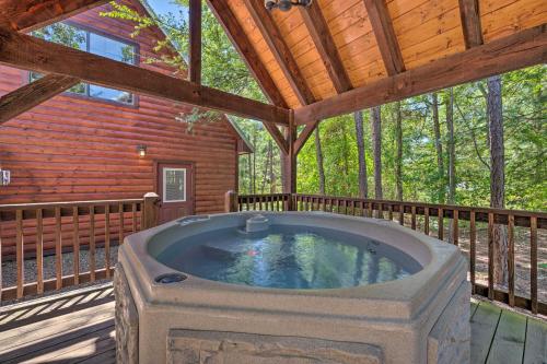 Cabin with Games and Hot Tub, 4 Mi to Beavers Bend!