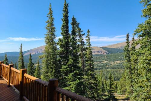 Grand Fairplay Cabin with Hot Tub and Mountain Views!