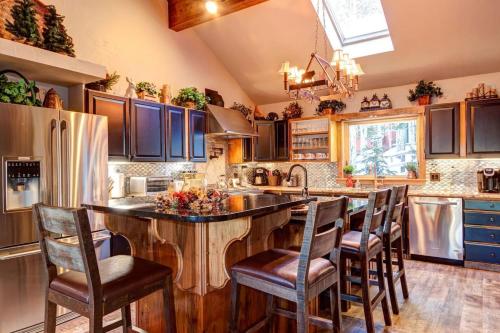 Luxurious & Spacious Home With Hot Tub - Sleeps 24 - main image