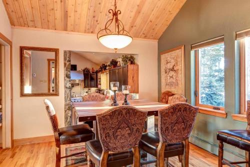 Luxurious & Spacious Home With Hot Tub - Sleeps 24 - image 5