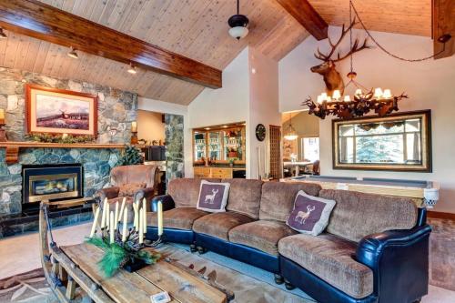Luxurious & Spacious Home With Hot Tub - Sleeps 24 - image 7