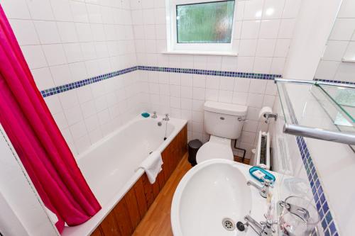 Chic 3 Bed House for up to 6 people in the city of Manchester