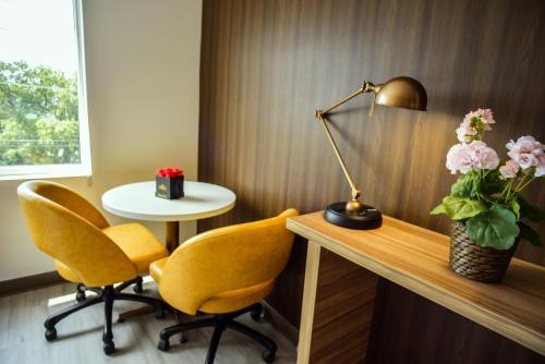 room detail thumbnail 2