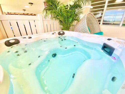 Tropical Breeze Private Jacuzzi for 4 Beach View - main image