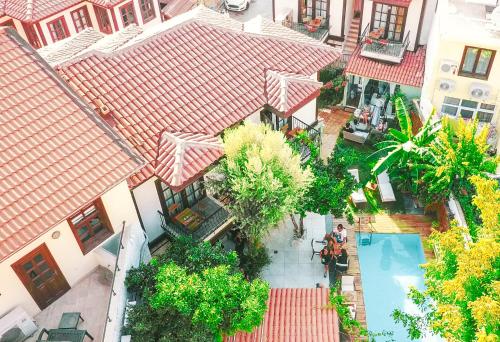 Suite, king, pool view