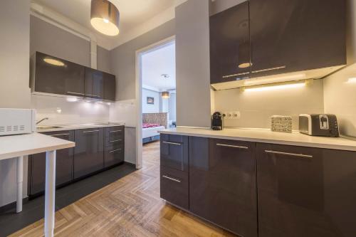 Astoria Balcony Apartment - image 3