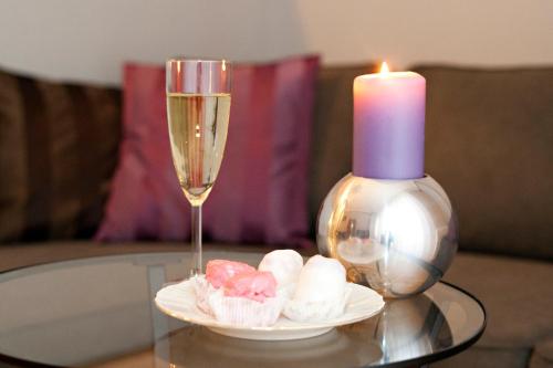 Astoria Balcony Apartment - main image