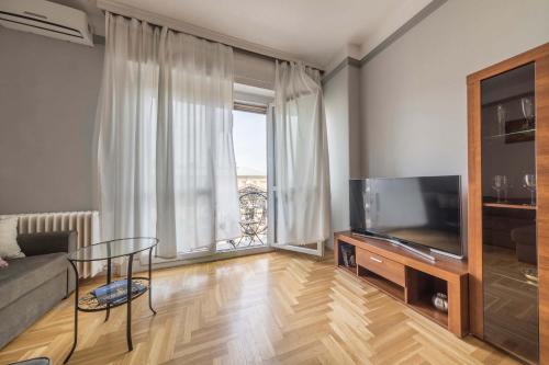 Astoria Balcony Apartment - image 10