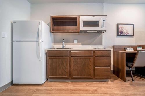 WoodSpring Suites Naples West - image 5
