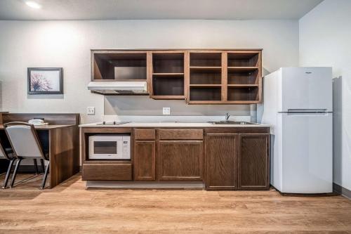 WoodSpring Suites Naples West - image 3