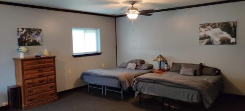 Beckers Private Studio 2 Queen Beds, 1 Futon with a Great Back Yard! in Auburn, USA