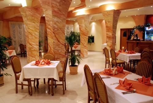 Restaurace, Secession Hotel in Leczna