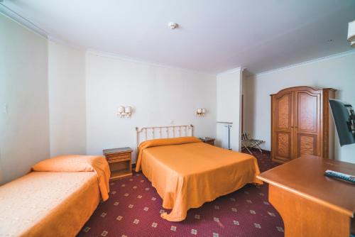 1 queen bed, 2 twin beds