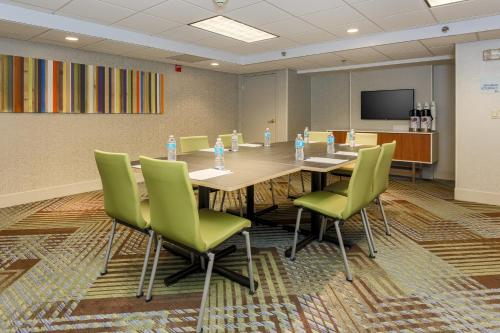 Holiday Inn Express Milwaukee - West Medical Center