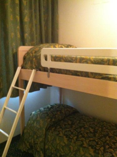 1 queen bed, 2 bunk beds