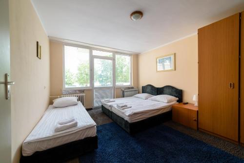 1 queen bed, 1 twin bed
