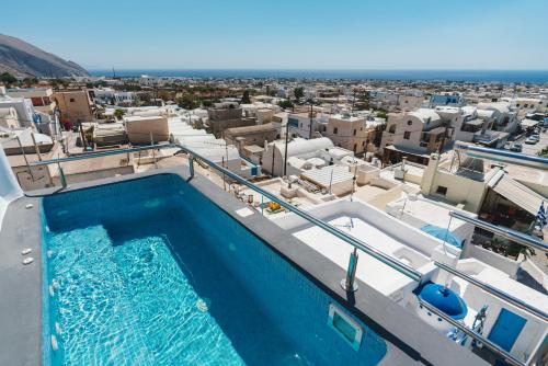 Lux house with outdoor jacuzzi and sea view in Santorini