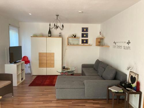 Ferienwohnung Happiness Schlafzimmer 2026 renoviert mit neuem Boxspringbett in Homburg, Deutschland