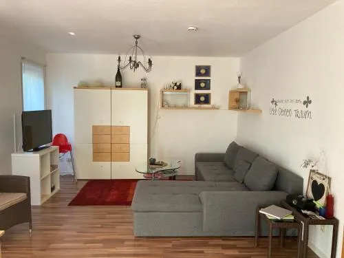 Ferienwohnung Happiness Schlafzimmer 2026 renoviert mit neuem Boxspringbett in Homburg, Deutschland