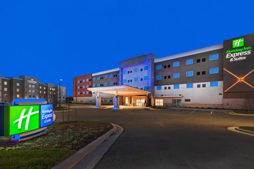 Holiday Inn Express & Suites - Lenexa - Overland Park Area by IHG