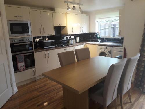 5 bed house with free secure parking in pleasant quiet location