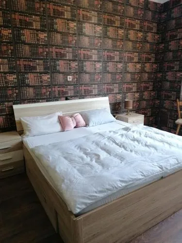 Hotelzimmer im alten Reihenhaus auf der Stadtmauer in Bacharach, Deutschland