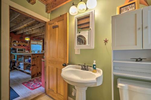 Warm and Inviting Jamaica Cabin with Grill Ski and Hike