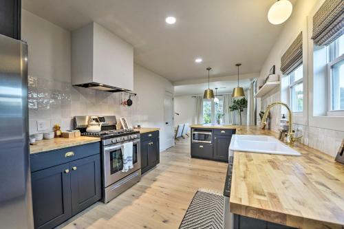 Home with Modern Charm Less Than 3Mi to Magnolia Market - image 4