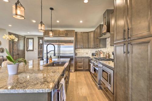 Luxury Mtn Retreat with Hot Tub 20 Mi to RMNP! - image 4