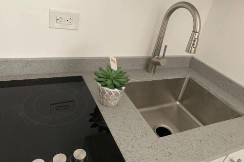 Isla Verde Oasis PH with Private Terrace KingBed WiFi Pk - image 4