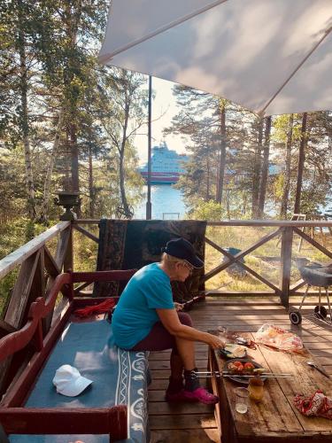 Charmig stuga av rustik stil i Stockholms område