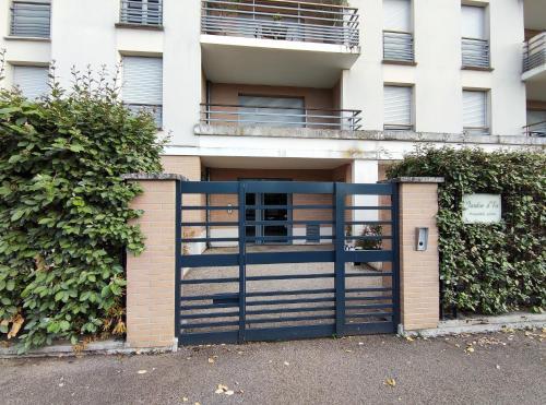 Entrance, Appartement avec Jardin et Terrasse pres de Paris in Mantes-la-Jolie