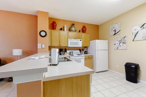 Paradise Palms - image 4