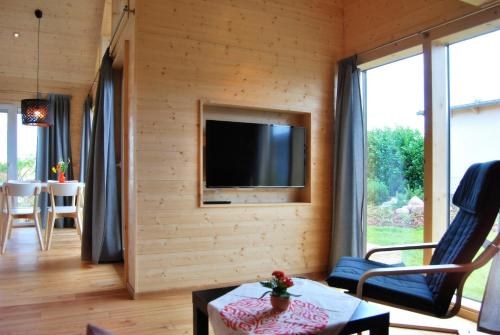 Schwarzes Holzferienhaus mit Sauna -- L I E B L I N G S P L A T Z -- an der Ostsee, Zierow bei Wisma 83m von Muschelweg entfernt