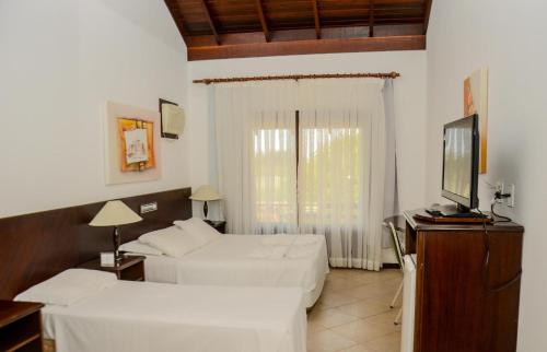 1 double bed, 1 twin bed