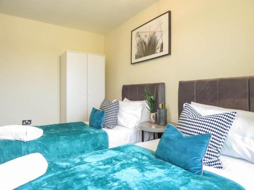 Tudors eSuites 3 Bedroom Apartment 6 Beds & Parking