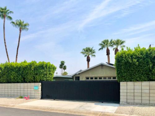Ultra Secluded Home Private Pool and Security Gate - image 3