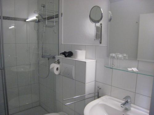 To`n Schlagboom - image 10