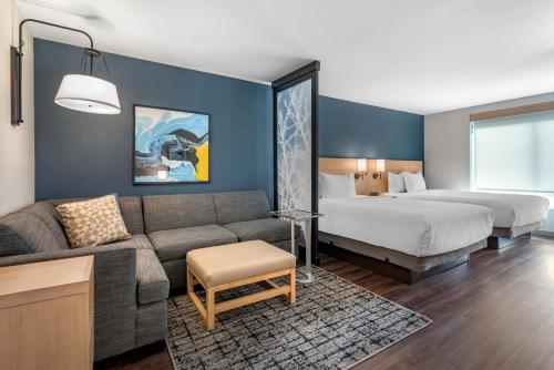 2 queen beds, 1 sofa bed