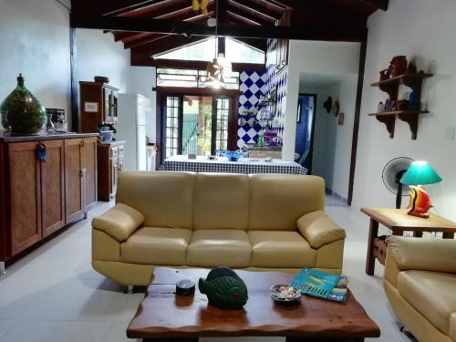 Közös társalgó / TV, Villa Félix Suites e Chalés (Villa Felix Suites e Chales) in Praia do Prumirim