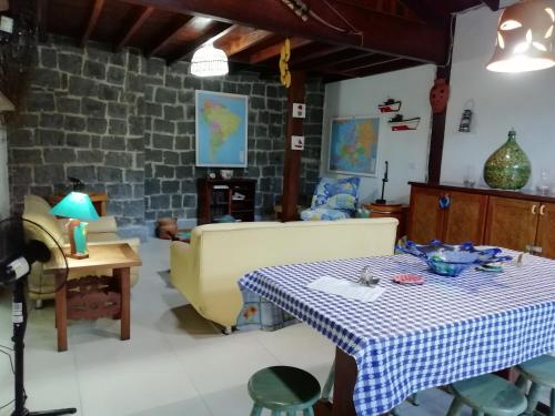 Közös társalgó / TV, Villa Félix Suites e Chalés (Villa Felix Suites e Chales) in Praia do Prumirim