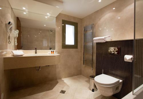Family Suite (2 Adults + 2 Children) with Sea view image 7