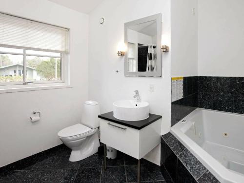 Four-Bedroom Holiday home in Blåvand 11 - image 7