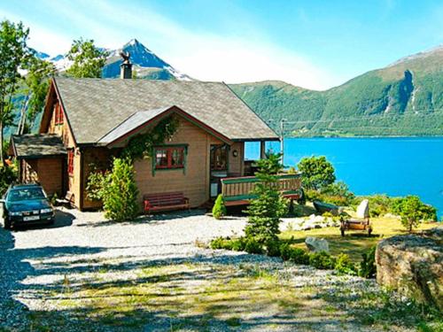 . Four-Bedroom Holiday home in Hundeidvik