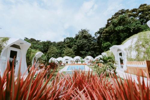 Igloo Beach Lodge