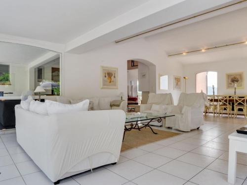 Enticing Holiday Home in Les Adrets de l'Esterel with Pool gîte à louer Bois de Callian