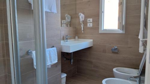 Bathroom, HOTELRISTORANTE IL PUNTO in Mondolfo