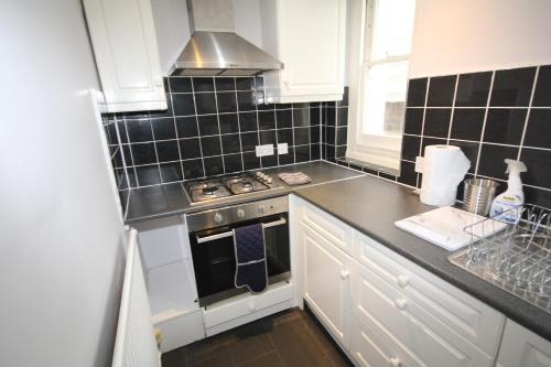 Eversley Gardens -Apt A