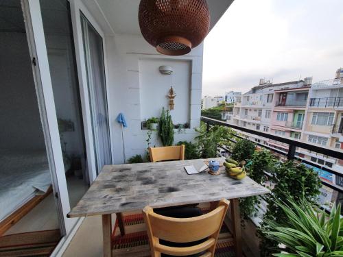 Studio with Balcony image 3